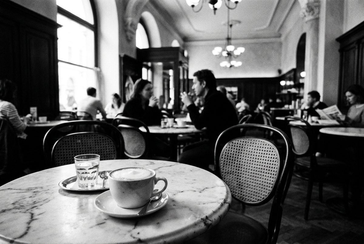 Bildstil Schwarzweiß-Reportage: Tasse Melange im Wiener Kaffeehaus, mit KI erzeugt
