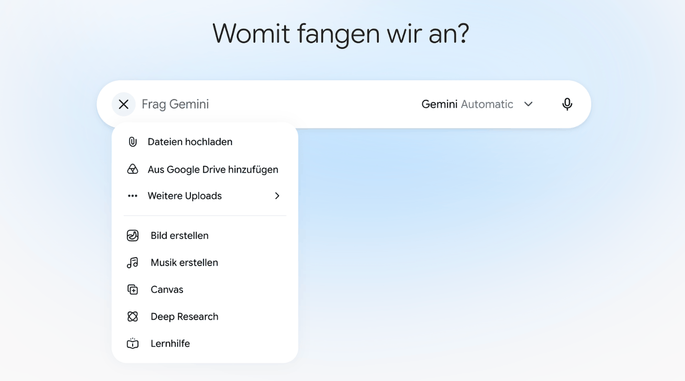 Screenshot der Gemini-Web-App: Menü hinter dem Pluszeichen mit Dateien hochladen, Aus Google Drive hinzufügen, Bild erstellen, Musik erstellen, Canvas, Deep Research und Lernhilfe